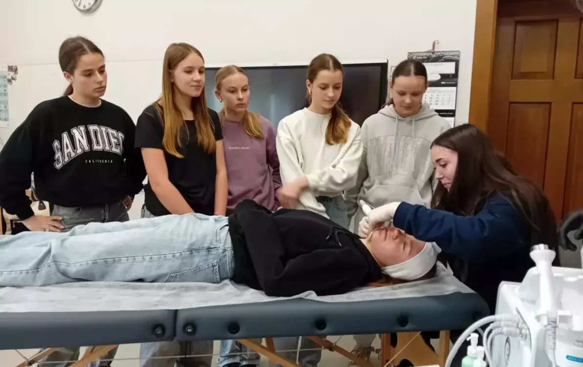 Zdjęcie do Spotkanie z kosmetolożką w ramach doradztwa zawodowego