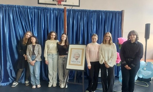 Zdjęcie do Nasze uczennice na konkursie "Wyklejane Strofy"