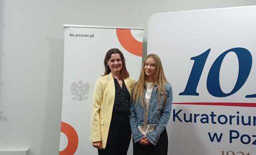 Zdjęcie do Olga - laureatka konkursu kuratoryjnego - z oficjalnym zaświadczeniem